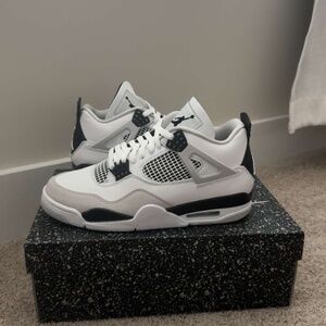 Jordan 4 Military Black Size 9.5